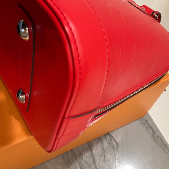 EUC Louis Vuitton Alma PM Epi leather “Cocquelicot” with crossbody strap red - Picture 8 of 16